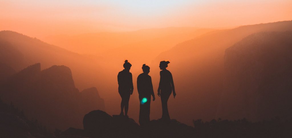 Mujeres en una cima.