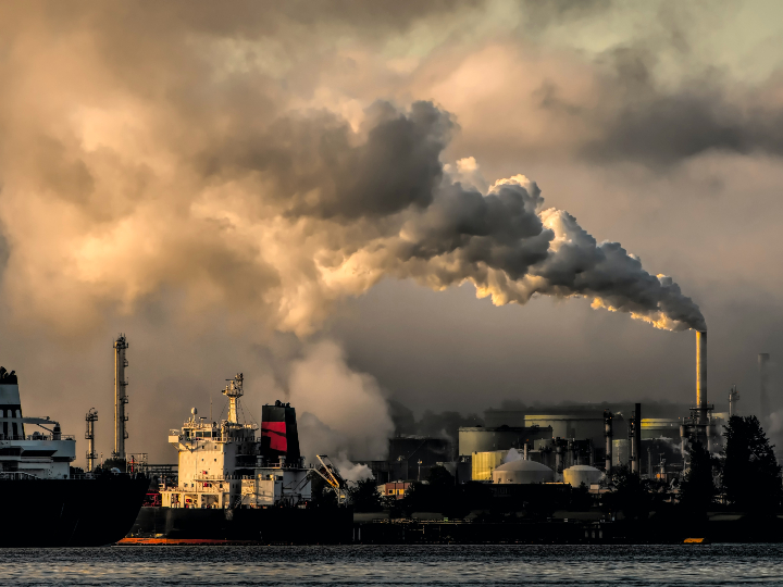 Fabrica sobre el mar contaminando.