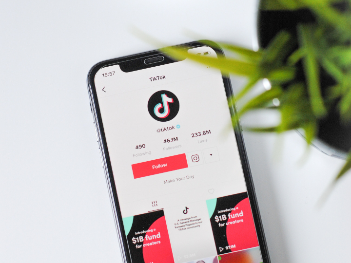 Smartphone con TikTok abierto.