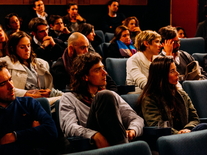 Personas en una conferencia de cambio climático.