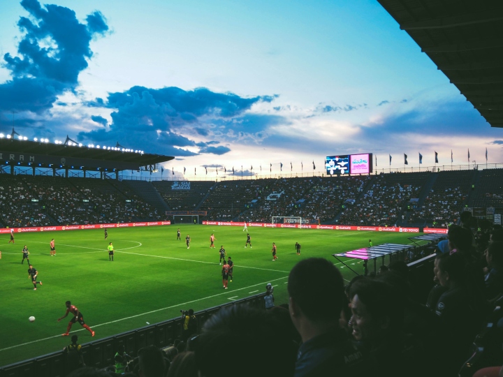 Estadio de fútbol abierto, lleno de aficionados.