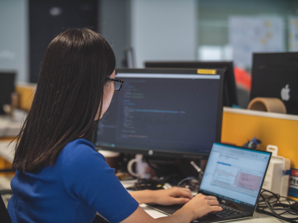 Mujeres de ciencia: Mujer trabajando en computadora