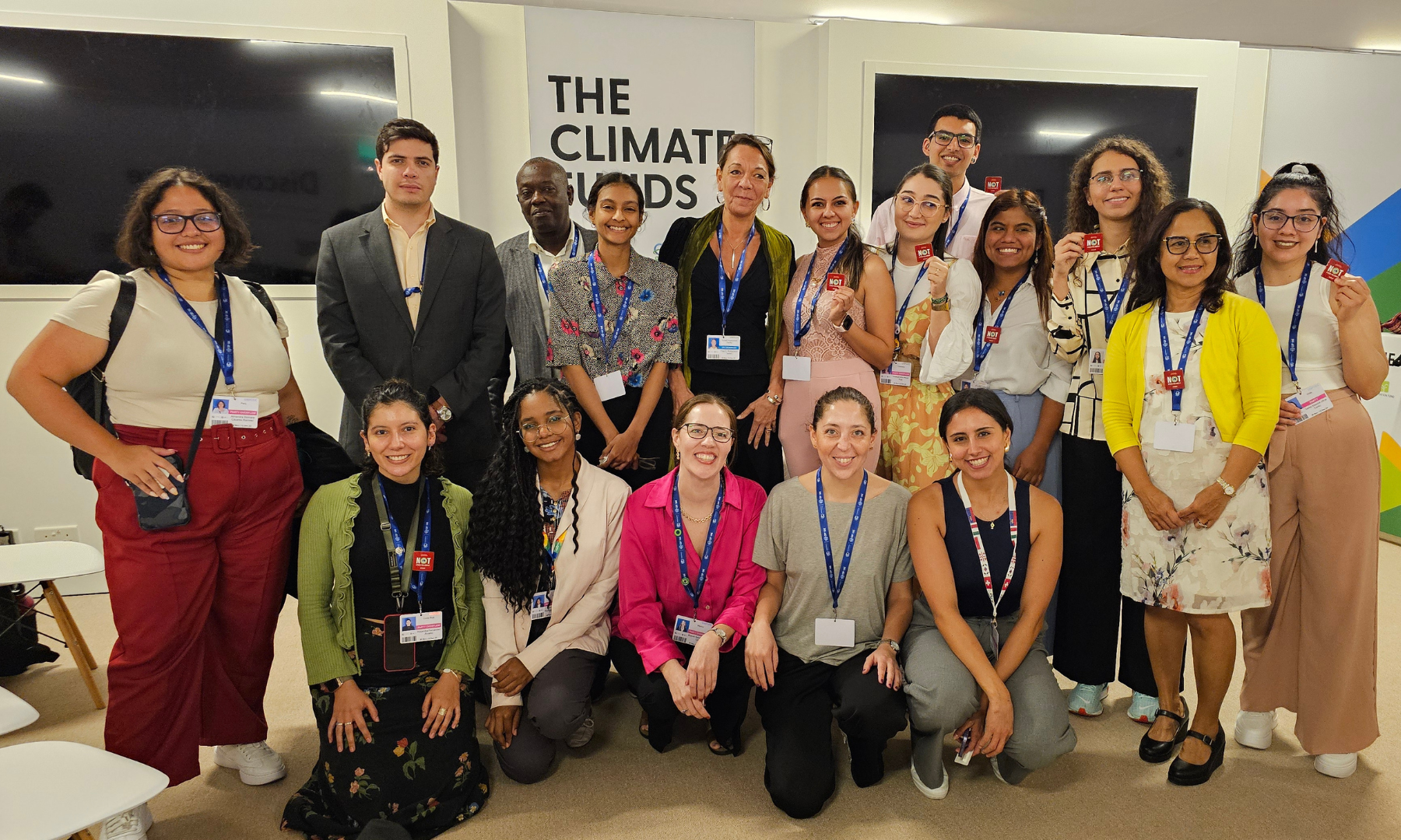Jóvenes de distintas parte de América Latina después de un evento con el GEF. Juventudes Embajadoras por el Clima de América Latina en un evento de liderazgo climático en la COP.