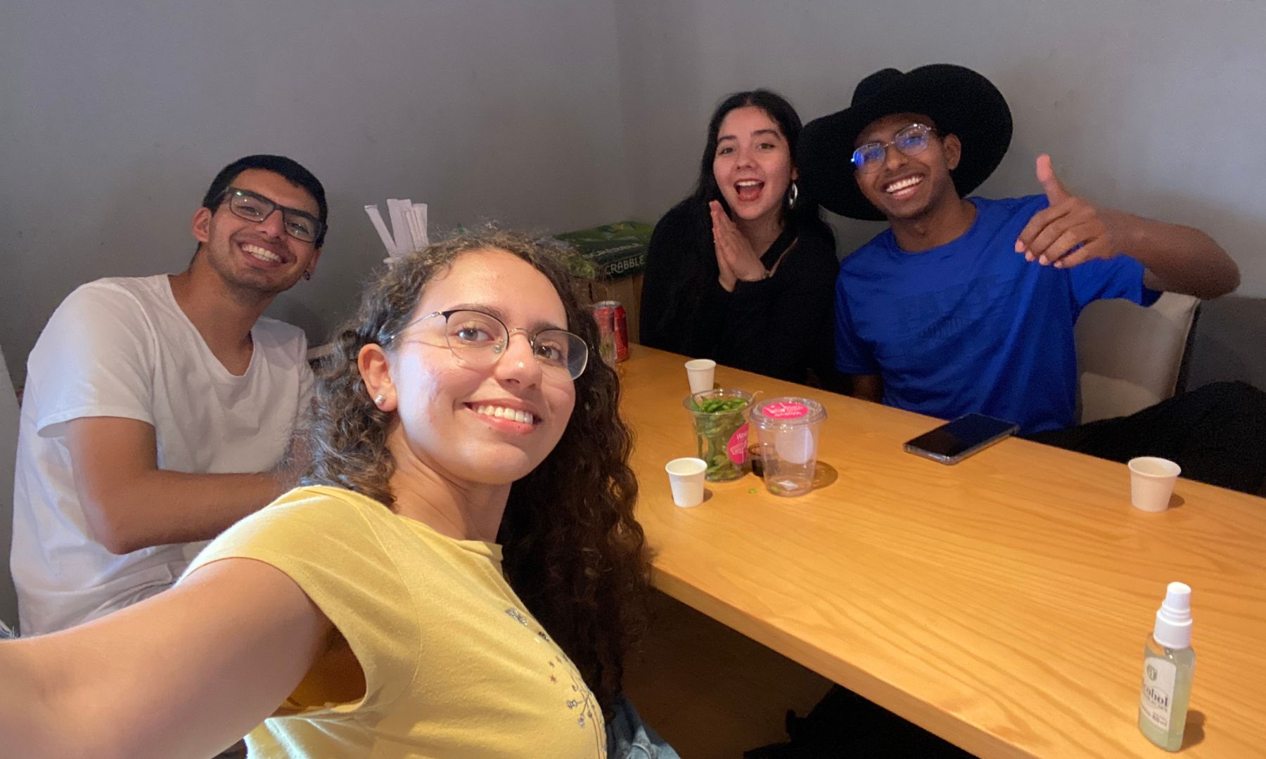 Jóvenes del programa Operación COP reunidos en un día de descanso Jóvenes de Operación COP comparten aprendizajes de liderazgo y cambio climático en la COP.