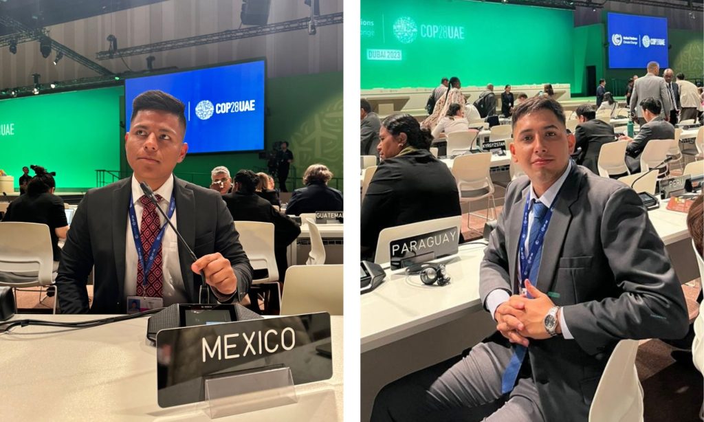 Jovenes representantes de México y Paraguay en la plenaria de la COP 28 Jovenes de México y Paraguay del programa Juventudes Embajadoras por el Clima, trabajando en la plenaria de cambio climático y aplicando sus conocimientos en negociaciones internacionales en la COP.