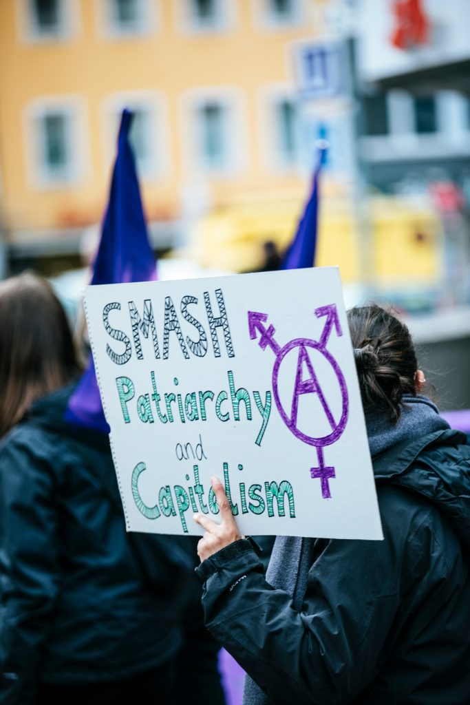 Ecofeministas protestan en Nürnberg Alemania. Llevan pancartas que dicen: aplasta el patriarcado y el capitalismo. Ecofeministas protestan en Nürnberg Alemania. Llevan pancartas que dicen: aplasta el patriarcado y el capitalismo.
