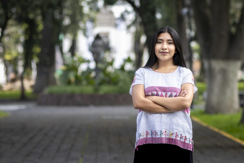 Retrato de Fátima Abril Zúñiga Vázquez, joven tzotlzil chiapaneca es finalista de Operación COP2024, México.