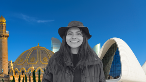 Sofia Luna Quispe, delante de un fondo de la ciudad de Bakú. La joven es finalista de Operación COP y viajará a Azarbaiyán a representar a su delegación.